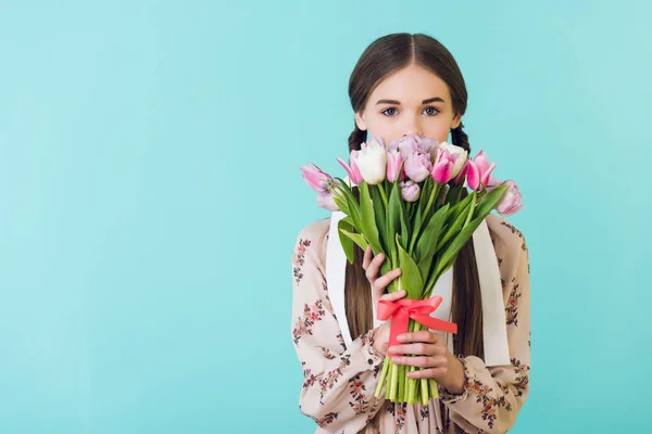 Tini Lány Divatos Nyári Ruha Tulipán Elszigetelt Kék Gazdaság — Stock Fotó