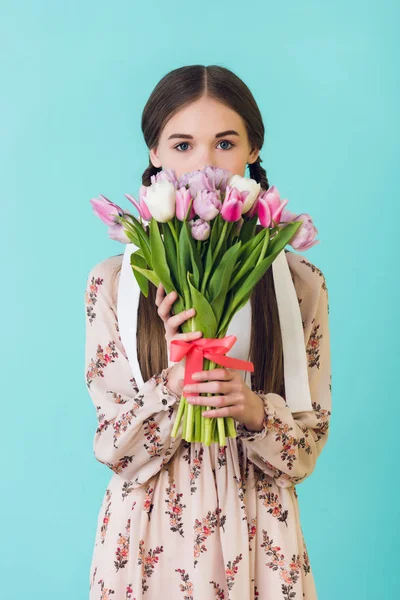 Приваблива Дівчина Літній Сукні Тримає Букет Тюльпанів Ізольована Синьому — стокове фото