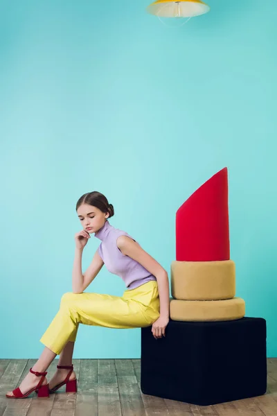 Atractiva Chica Moda Posando Con Gran Lápiz Labial Rojo — Foto de Stock