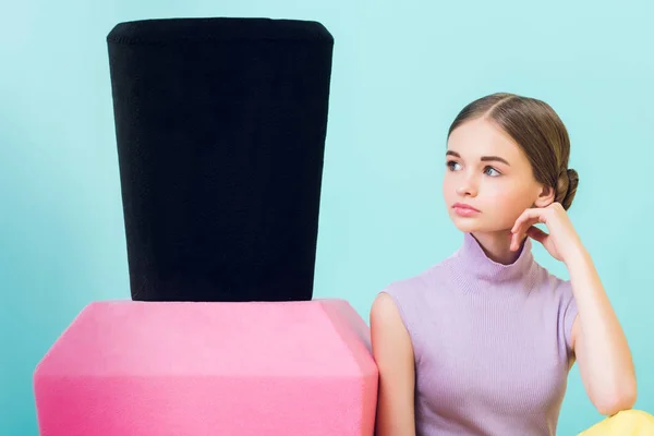 Menina Adolescente Com Esmalte Grande Unha Isolado Azul — Fotografia de Stock