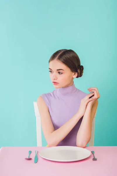 Hermosa Adolescente Sentada Mesa Con Plato Vacío — Foto de Stock