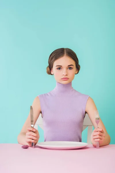 Girl Knife Fork Empty Plate Sitting Table Dining Room — Stock Photo, Image