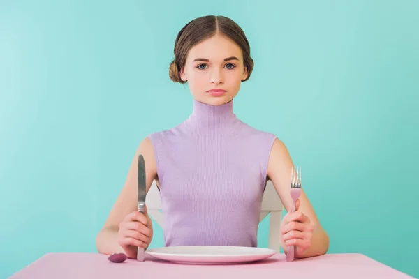 Hermosa Chica Adolescente Con Cuchillo Tenedor Plato Vacío Sentado Mesa —  Fotos de Stock