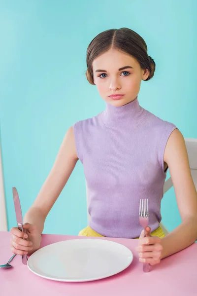 Hermosa Chica Con Cuchillo Tenedor Plato Vacío Sentado Mesa — Foto de stock gratis