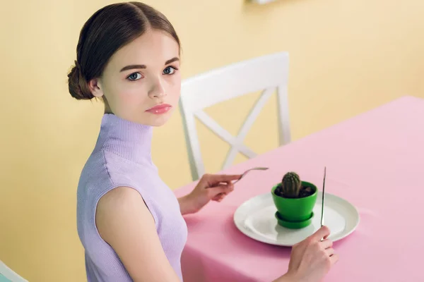 フォークとナイフ 食事概念とサボテンを食べて魅力的な十代の少女 — ストック写真