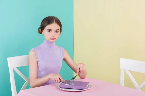 Hermosa Chica Adolescente Con Libro Plato Concepto Educación — Foto de Stock