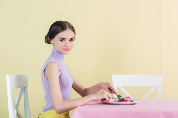 Schöne Teen Mädchen Essen Tulpe Diätkonzept — kostenloses Stockfoto