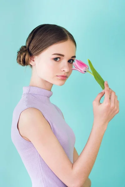 Mooie Tiener Meisje Poseren Met Roze Tulip Bloem Geïsoleerd Turquoise — Stockfoto