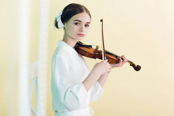 Bela Adolescente Roupa Branca Tocando Violino Isolado Amarelo — Fotografia de Stock