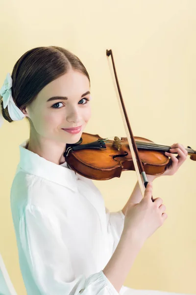 Menina Adolescente Atraente Tocando Violino Isolado Amarelo — Fotografia de Stock