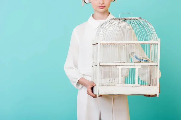 Vue Recadrée Une Jeune Fille Cage Blanche Avec Perroquet Isolée — Photo