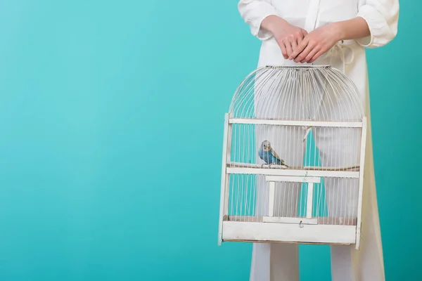 Visão Parcial Menina Branco Com Papagaio Gaiola Branca Isolado Turquesa — Fotografia de Stock