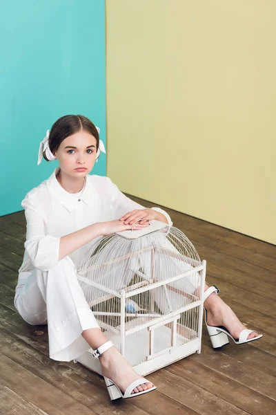 Menina Adolescente Elegante Com Papagaio Gaiola Sentado Chão — Fotografia de Stock Grátis
