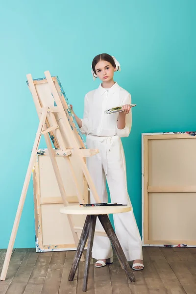 Atractivo Artista Adolescente Pintura Sobre Caballete Con Pincel Paleta Taller — Foto de Stock