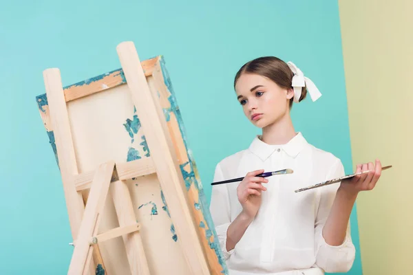 Bela Adolescente Artista Pintura Cavalete Com Escova Paleta Turquesa — Fotografia de Stock