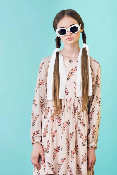 Привлекательная Модная Девушка Летнем Платье Солнечных Очках Изолированных Синий — Бесплатное стоковое фото