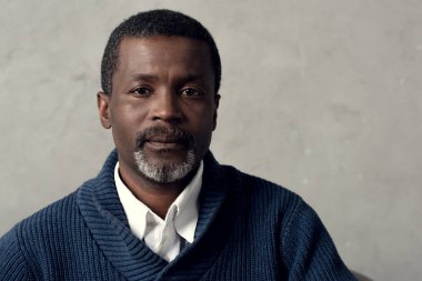 Afro-Amerikan orta yaşlı adam kameraya bakan portresi
