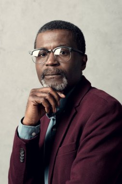 Son moda gözlük ve bordo ceket dalgın Afrikalı-Amerikalı adam portresi