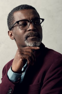 Son moda gözlük düşünceli Afrikalı-Amerikalı adam portresi  