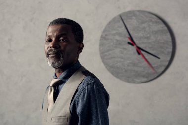yelek duvar saati ile şık Afrikalı-Amerikalı adam portresi