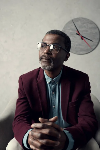 Portrait Thoughtful Fashionable African American Man Eyeglasses — Free Stock Photo