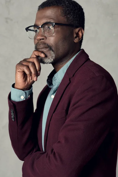Retrato Homem Americano Africano Pensativo Óculos Jaqueta Borgonha — Fotografia de Stock Grátis