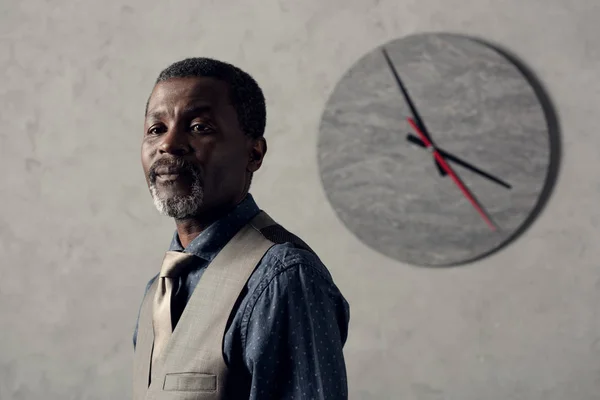 Retrato Hombre Afroamericano Con Estilo Chaleco Con Reloj Pared — Foto de Stock