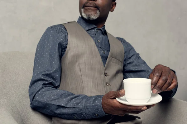 Abgeschnittene Ansicht Von Stilvollen Afrikanisch Amerikanischen Mann Weste Hält Tasse — Stockfoto