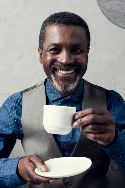 Retrato Hombre Americano Africano Alegre Con Taza Café — Foto de Stock