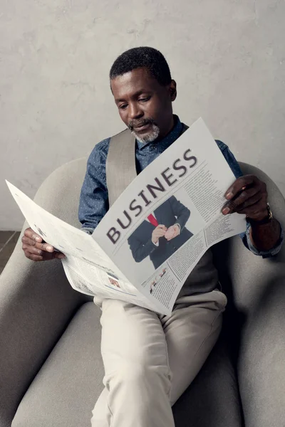 Hombre Afroamericano Mediana Edad Leyendo Periódico Negocios Mientras Está Sentado — Foto de stock gratis