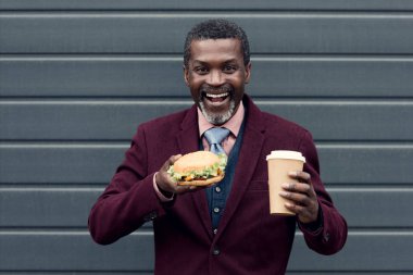 kahve ve hamburger heyecanlı şık Afrikalı-Amerikalı adam