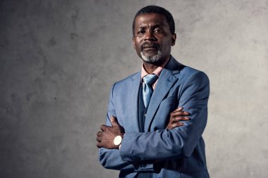 çapraz kolları olan kendine güvenen olgun Afro-Amerikan erkek