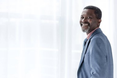 Olgun neşeli Afro-Amerikan erkek mavi ceketli