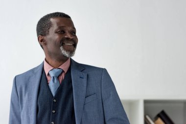 mavi ceketli şık gülümseyen Afro-Amerikan adamı