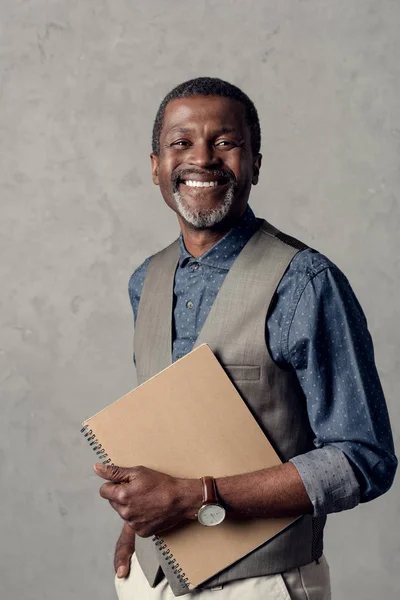 Bonito Sorridente Africano Americano Empresário Com Planejador — Fotografia de Stock