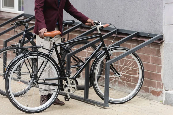 Vista Cortada Homem Elegante Com Bicicleta Estacionamento Para Bicicletas — Fotografia de Stock