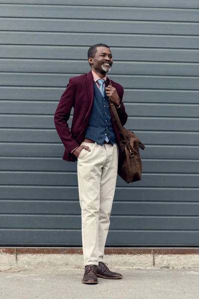 时尚的中年非洲裔美国人与皮革袋 — 图库照片