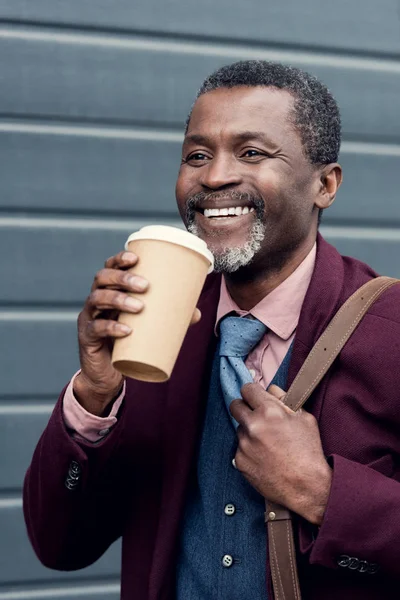 Feliz Elegante Afro Americano Homem Bebendo Café Para — Fotografia de Stock Grátis