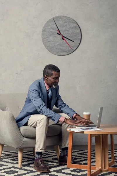 Elegante Homem Negócios Afro Americano Meia Idade Usando Laptop Mesa — Fotos gratuitas