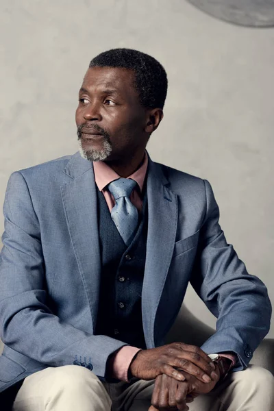 Seriöser Afrikanisch Amerikanischer Geschäftsmann Stylischen Anzug — Stockfoto