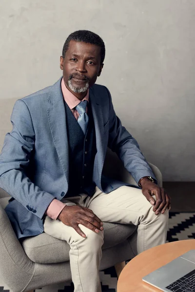Африканский Бизнесмен Среднего Возраста Синей Куртке — стоковое фото