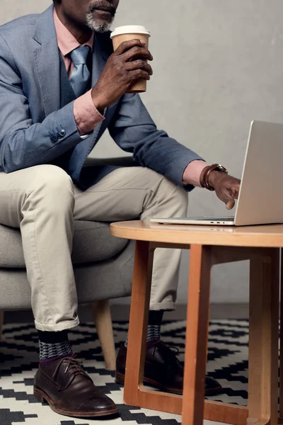 Beskuren Bild Afroamerikanska Man Med Kaffe Att Med Laptop — Gratis stockfoto