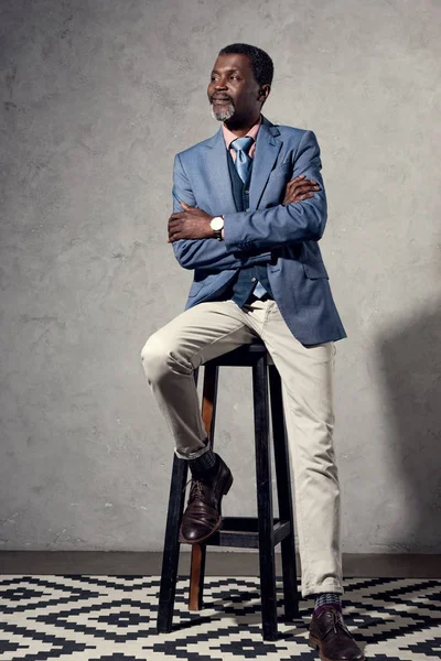 Reifer Afrikanisch Amerikanischer Mann Sitzt Auf Einem Hocker — Stockfoto