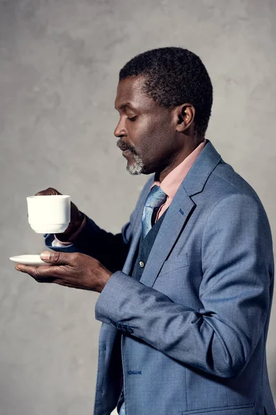 Hombre Afroamericano Maduro Sosteniendo Taza Café — Foto de stock gratuita