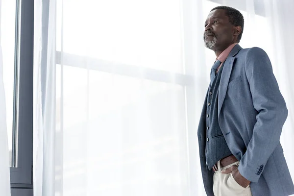 Vacker Mogen Afroamerikanska Man Poserar Blå Jacka — Stockfoto