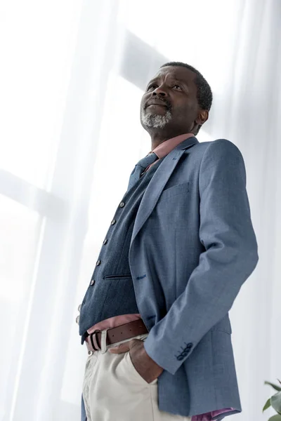 Érett Afroamerikai Férfi Kék Kabát Alulnézet — Stock Fotó