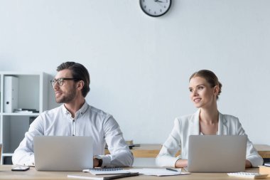 dizüstü bilgisayarlar ile birlikte çalışma office ve uzak arıyorum Genç yöneticileri