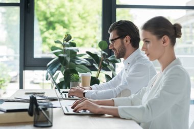 dizüstü bilgisayarlar ile birlikte çalışma office iş ortakları yan görünüm