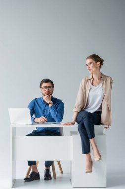 yakışıklı işadamı meslektaşı beyaz masasında oturan süre işyerinde oturan