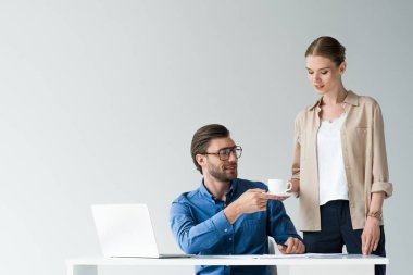 güzel genç sekreteri geçen fincan kahve beyaz izole patron